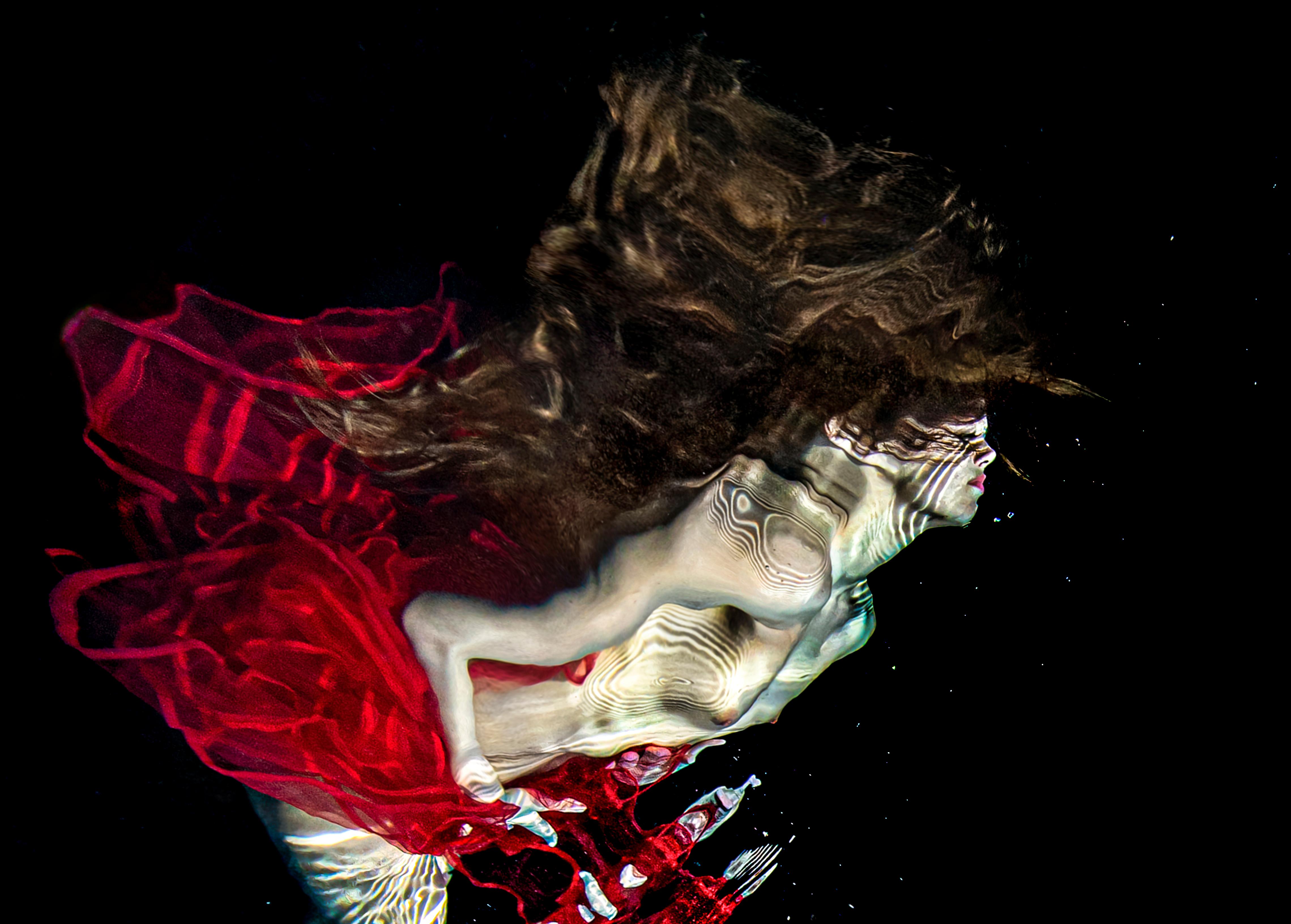 Salsa – Aktfotografie im Unterwasser – Serie REFLECTIONS – Pigment im Archiv 43x64 – Photograph von Alex Sher