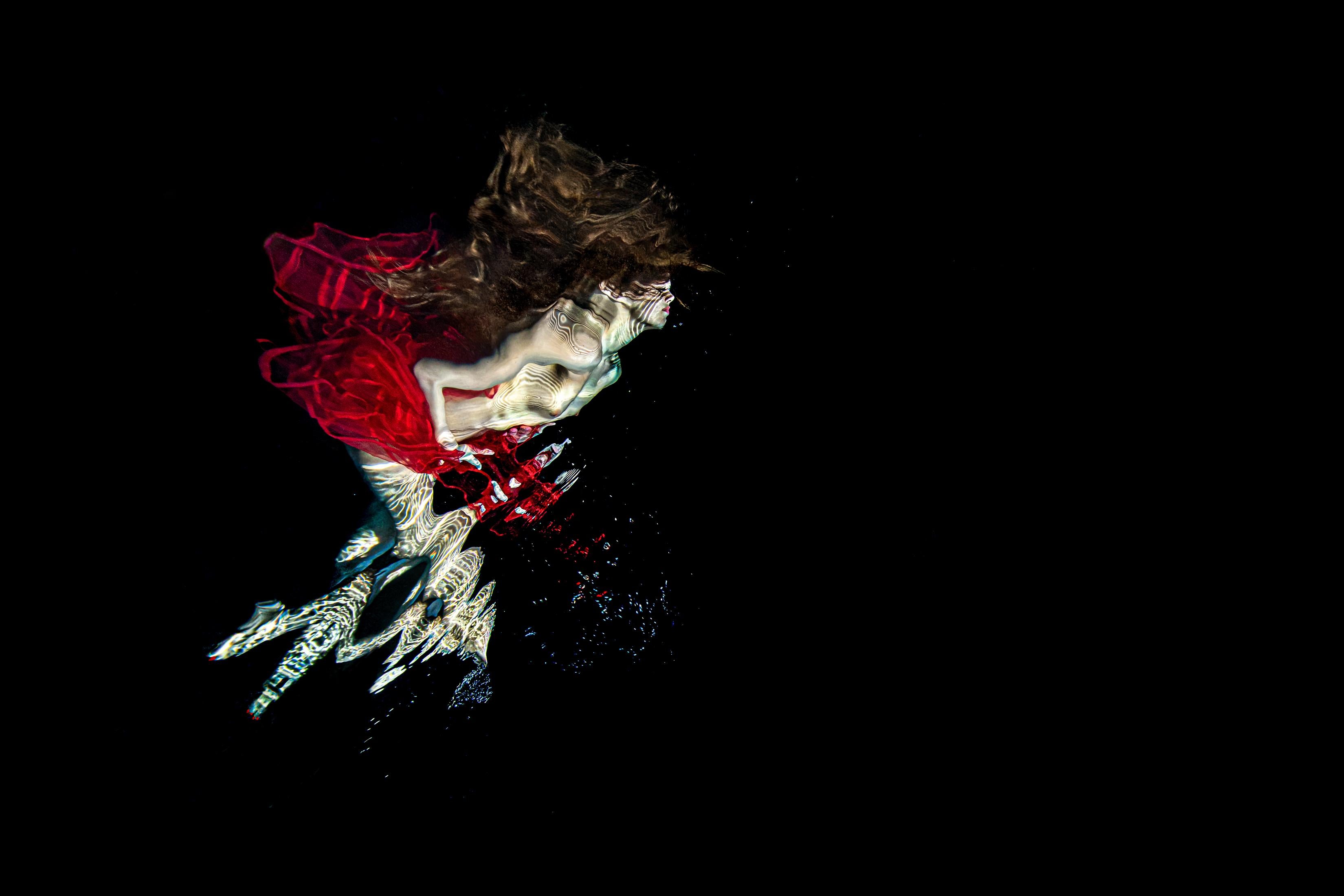 Alex Sher Color Photograph – Salsa – Aktfotografie im Unterwasser – Serie REFLECTIONS – Pigment im Archiv 43x64