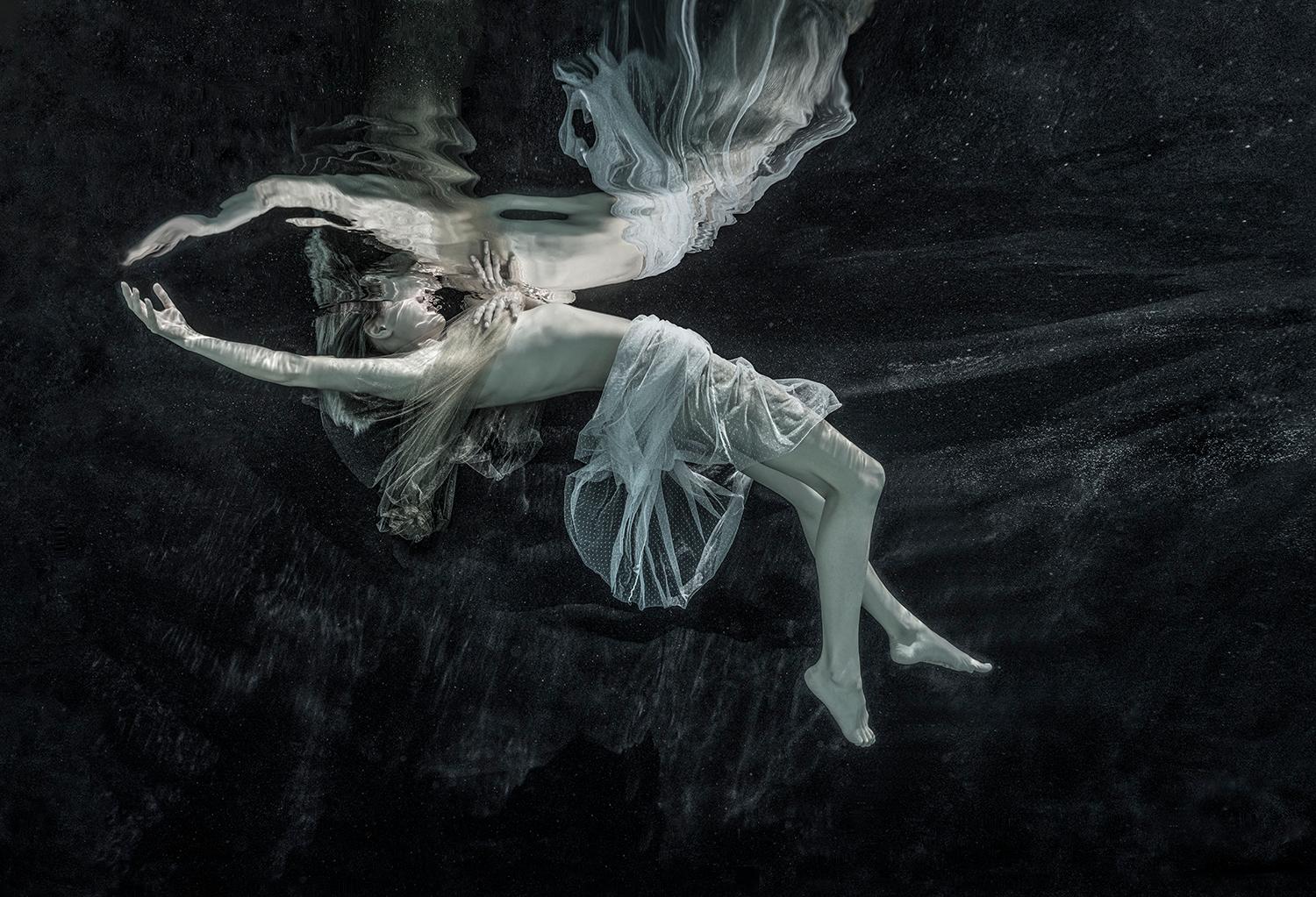 Alex Sher Black and White Photograph - Sensu - underwater black & white photograph - archival paper 24x35"