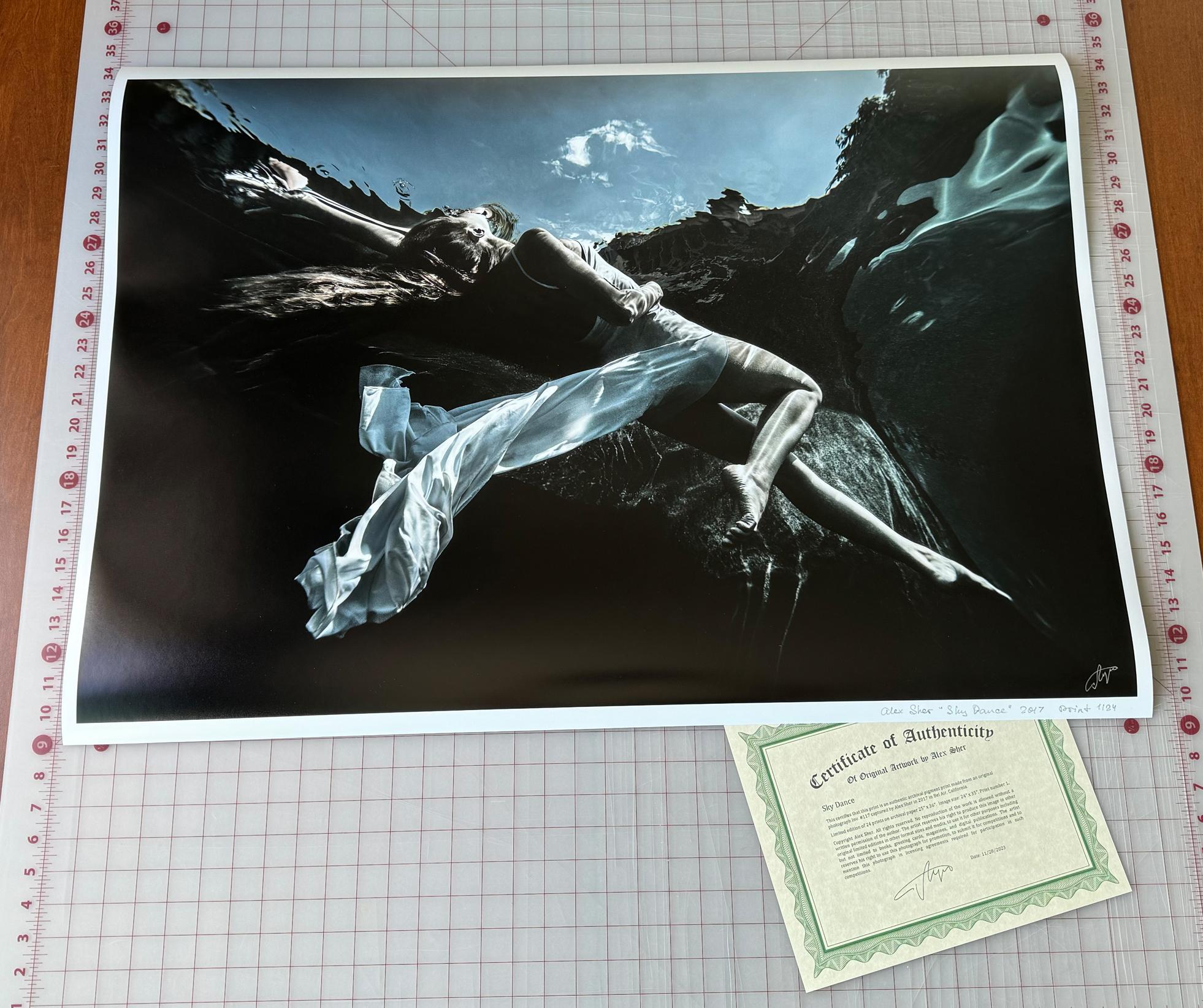 Sky Dance - Unterwasser-Schwarz-Weiß-Fotografie - Archivalischer Pigmentdruck 24