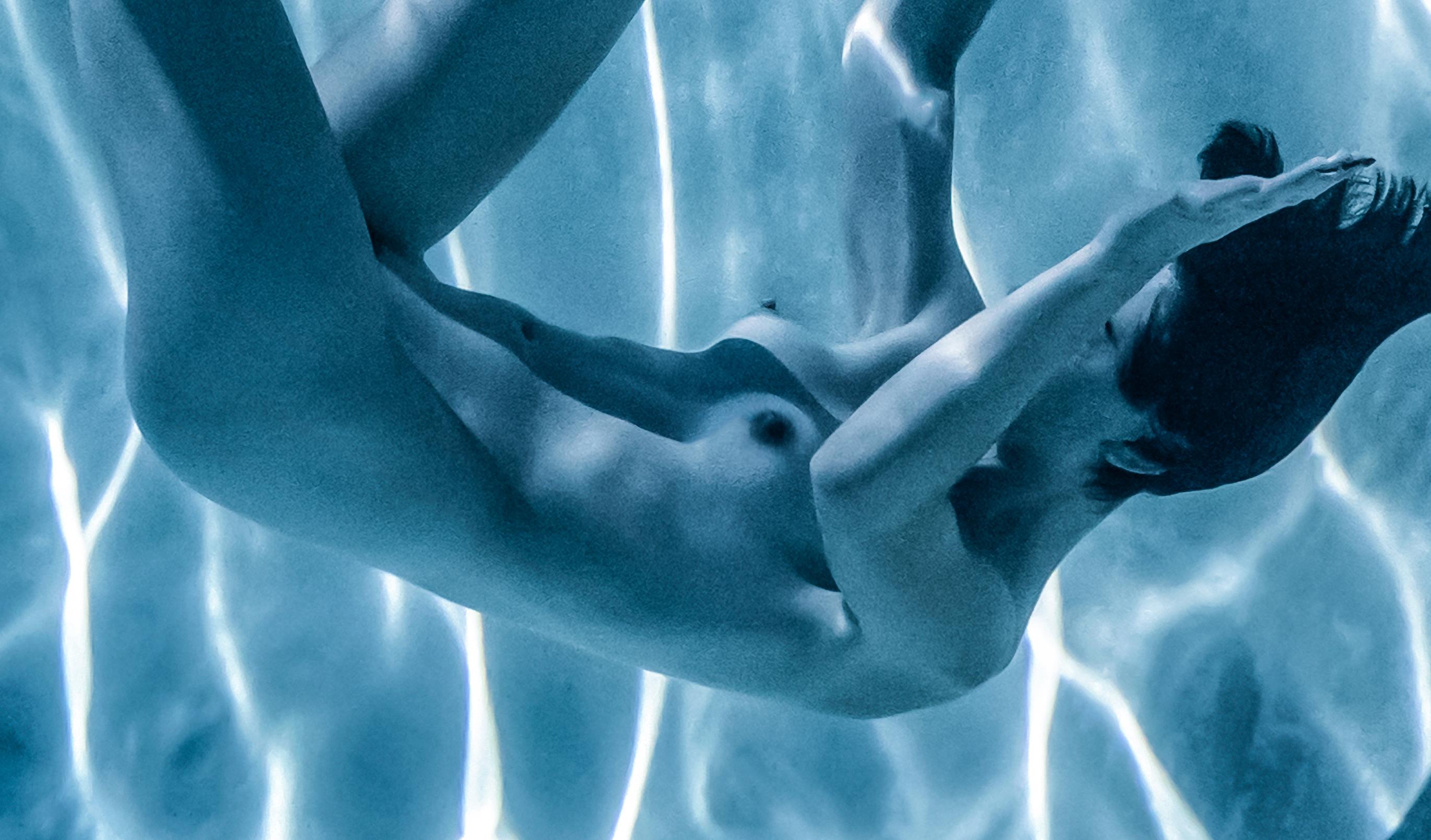 Zeitlupe  Unterwasser-Nacktfotografie  archivtauglicher Pigmentdruck (Grau), Nude Photograph, von Alex Sher