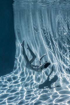 Mouvement lent  Photographie de nu sous-marine (bleu) - impression pigmentaire d'art