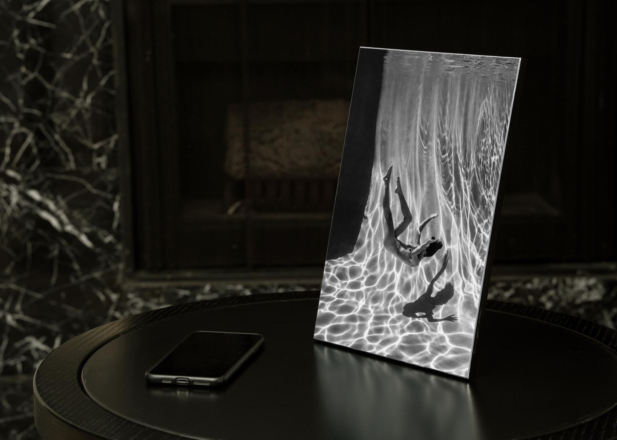 Mouvement lente - photo de nu sous l'eau - impression sur aluminium 12 x 8 po. - Contemporain Photograph par Alex Sher