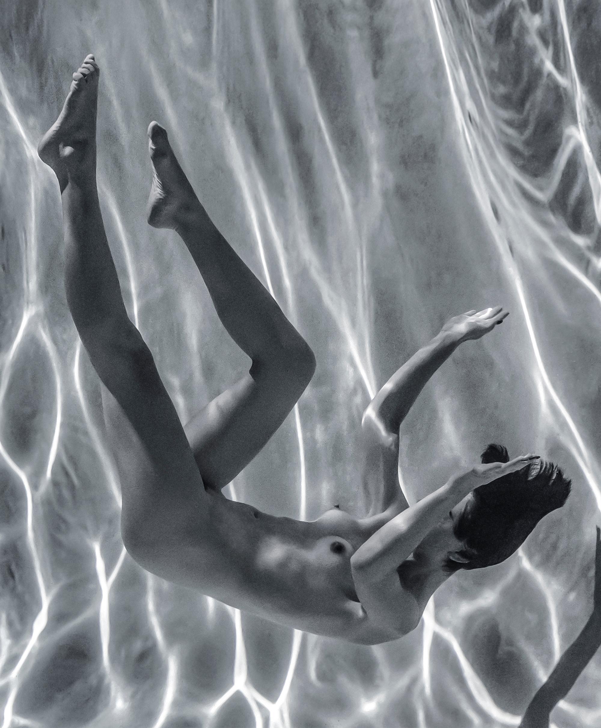 Unterwasser-Schwarz-Weiß-Fotografie einer nackten jungen Frau in einem Schwimmbecken. 

Original-Digitaldruck auf Aluminiumplatte mit schwarzer Rückwand - vom Künstler signiert.
Das Kunstwerk braucht keine zusätzliche Rahmung: Es kann aufgehängt