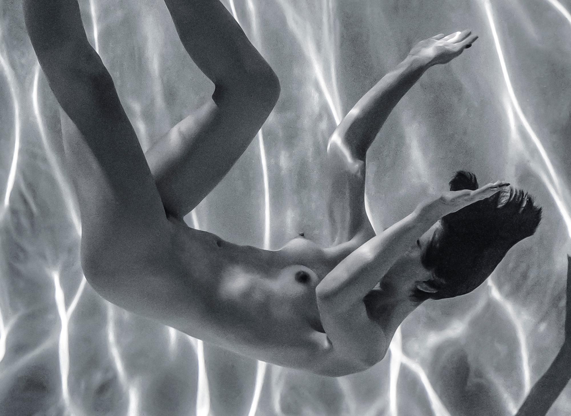 Slow Motion – Unterwasser-Nacktfoto – Druck auf Aluminium 12 x 8 im Angebot 1
