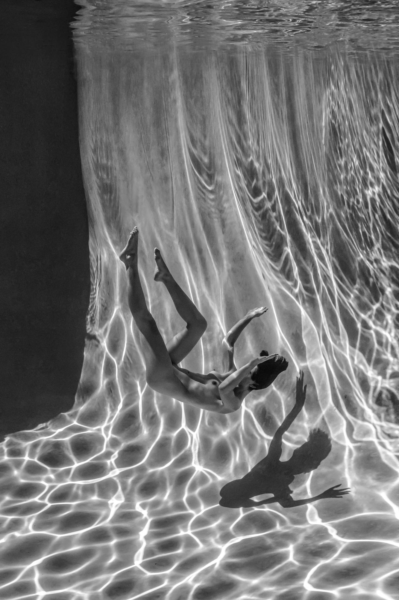 Alex Sher Figurative Photograph – Slow Motion – Unterwasser-Nacktfoto – Druck auf Aluminium 12 x 8