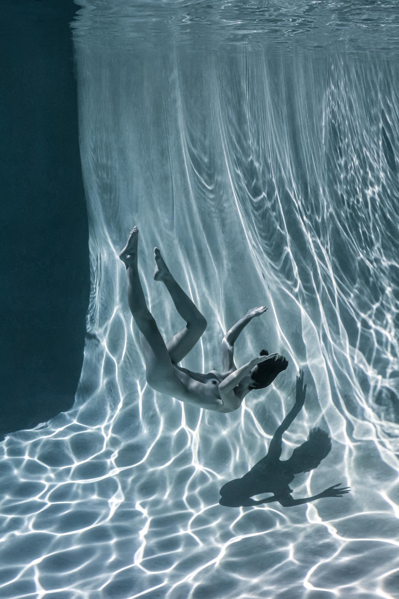 Figurative Photograph Alex Sher - Mouvement lent  - photographie de nu sous-marin - impression sur aluminium 36x24""