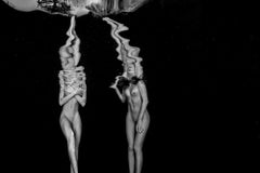 Small Talk - photographie sous-marine de nu en noir et blanc - pigment d'archives 16x24".