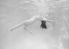 Soft Dance II - photographie de nu en noir et blanc sous l'eau - tirage d'archives 23х17"