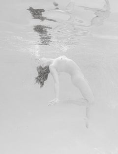 Soft Dance - fotografia di nudo subacqueo in bianco e nero - pigmento d'archivio 24 "х16"