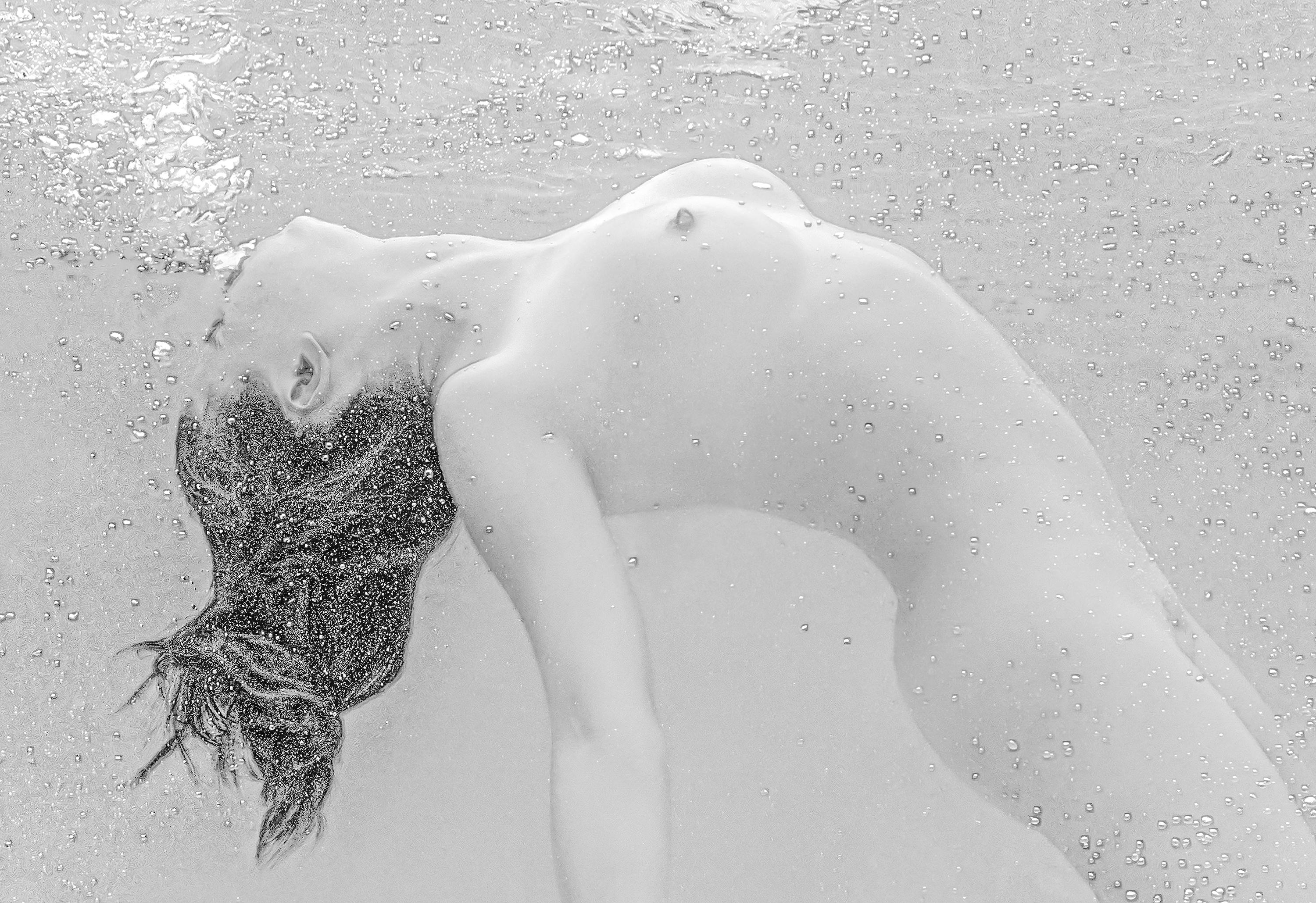 Soft Dance - Unterwasser Aktfotografie schwarz/weiß - Archivpigment 35 