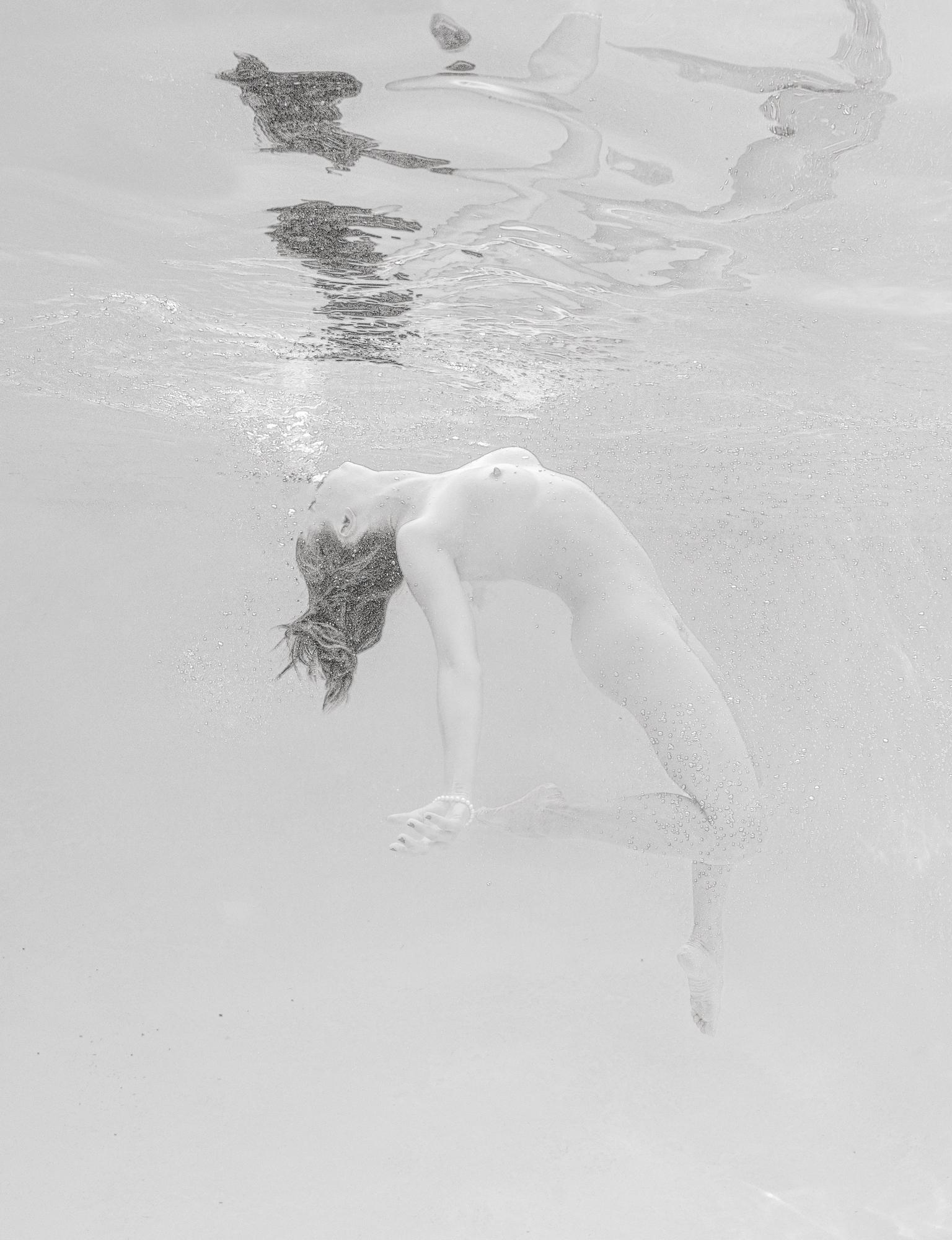 Alex Sher Black and White Photograph – Soft Dance - Unterwasser Aktfotografie schwarz/weiß - Archivpigment 35 "х23"