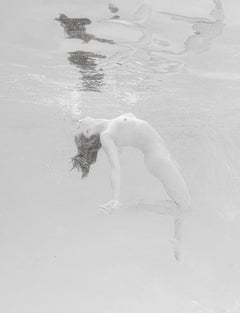 Soft Dance - photographie sous-marine de nu en noir et blanc - pigment d'archive 35 "х23"