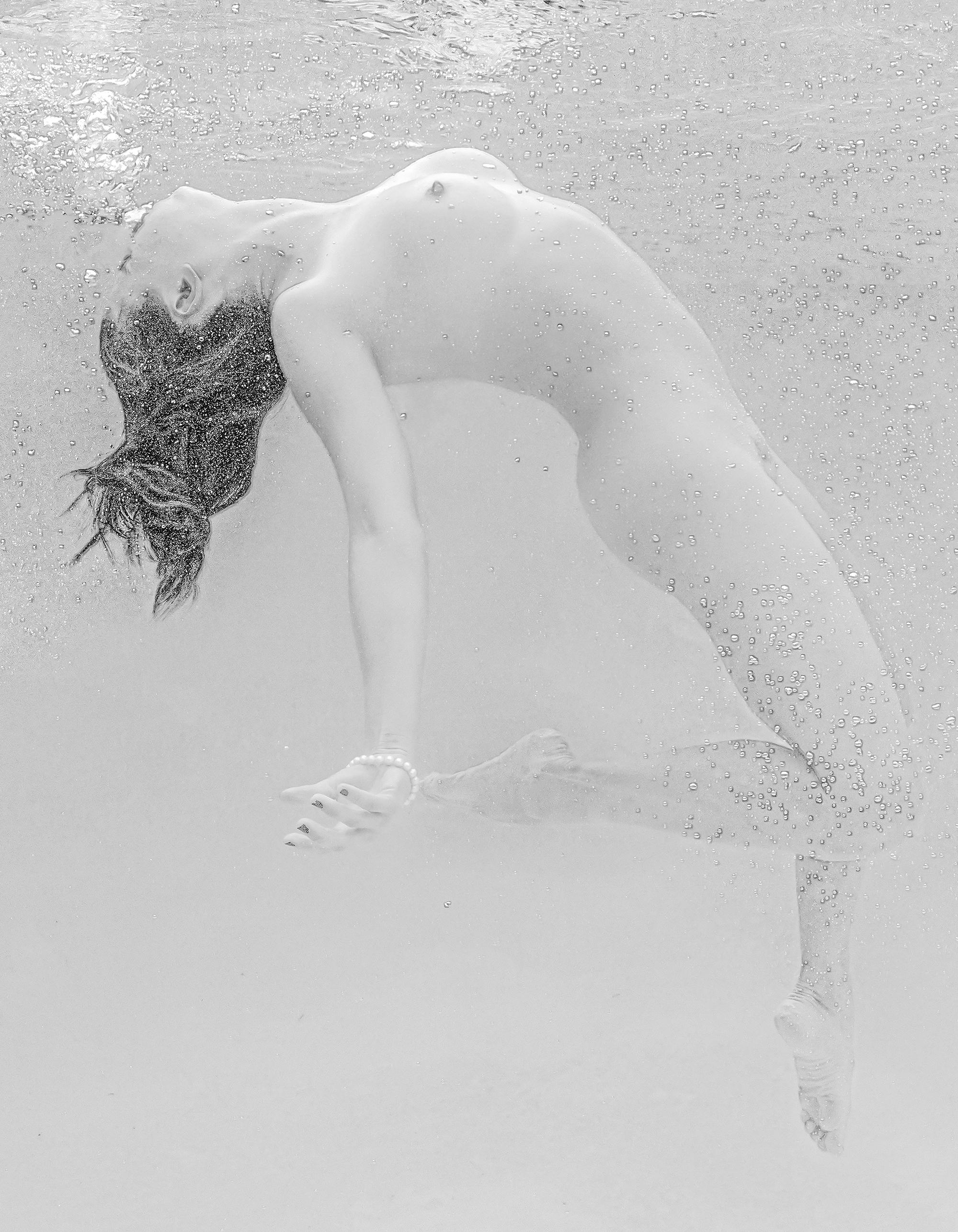 Soft Dance - photographie sous-marine de nu en noir et blanc - pigment d'archive 52x35