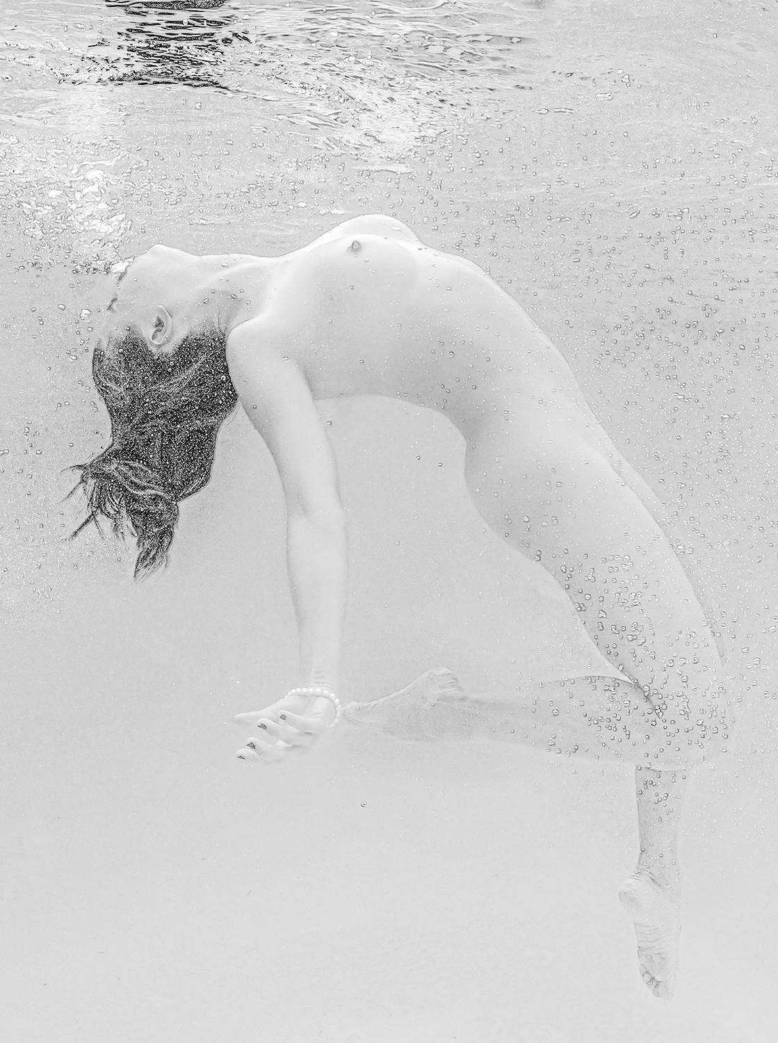 Soft Dance - fotografia subacquea di nudo in bianco e nero - pigmento d'archivio 64 