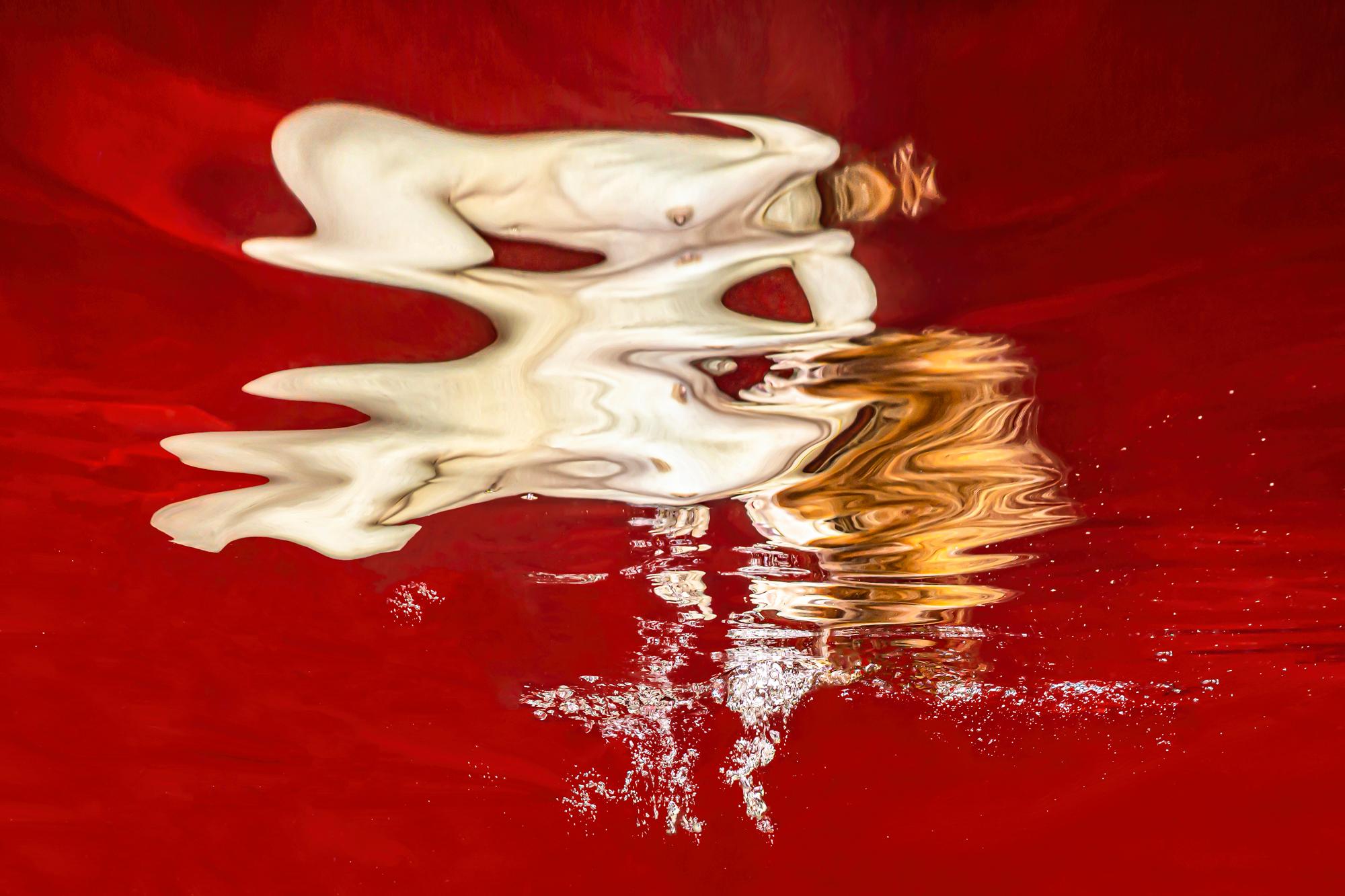 Alex Sher Nude Photograph – Funke  Unterwasser-Aktfotografie aus der Serie REFLECTIONS – Druck auf Aluminium