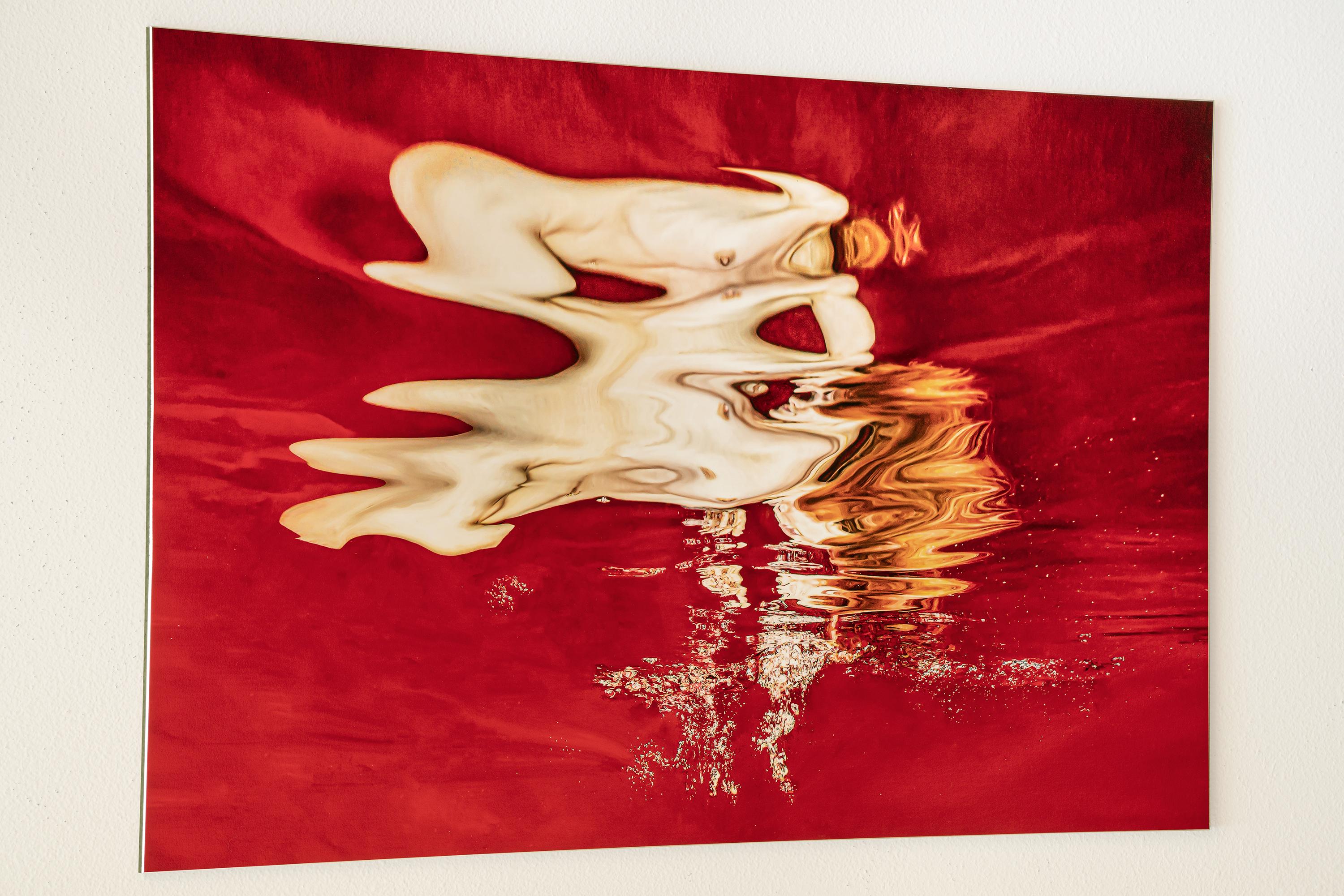 Funke  Unterwasser-Aktfotografie aus der Serie REFLECTIONS – Druck auf Aluminium (Rot), Nude Photograph, von Alex Sher