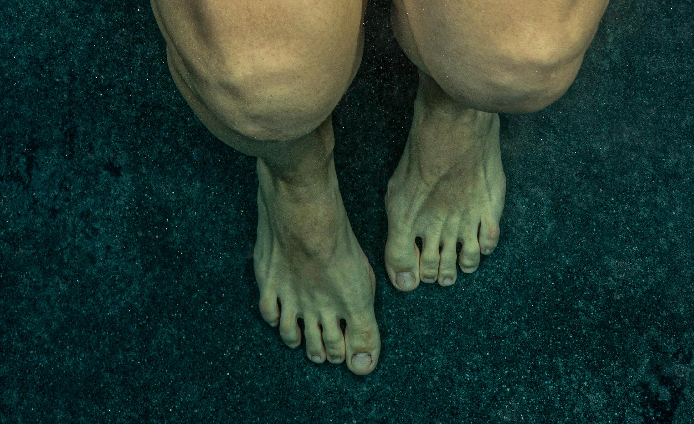 Unterwasseraufnahme von weiblichen Knien und Füßen

Originalabzug in Galeriequalität auf Archiv-Metallic-Papier, vom Künstler signiert.
Papierformat: 18