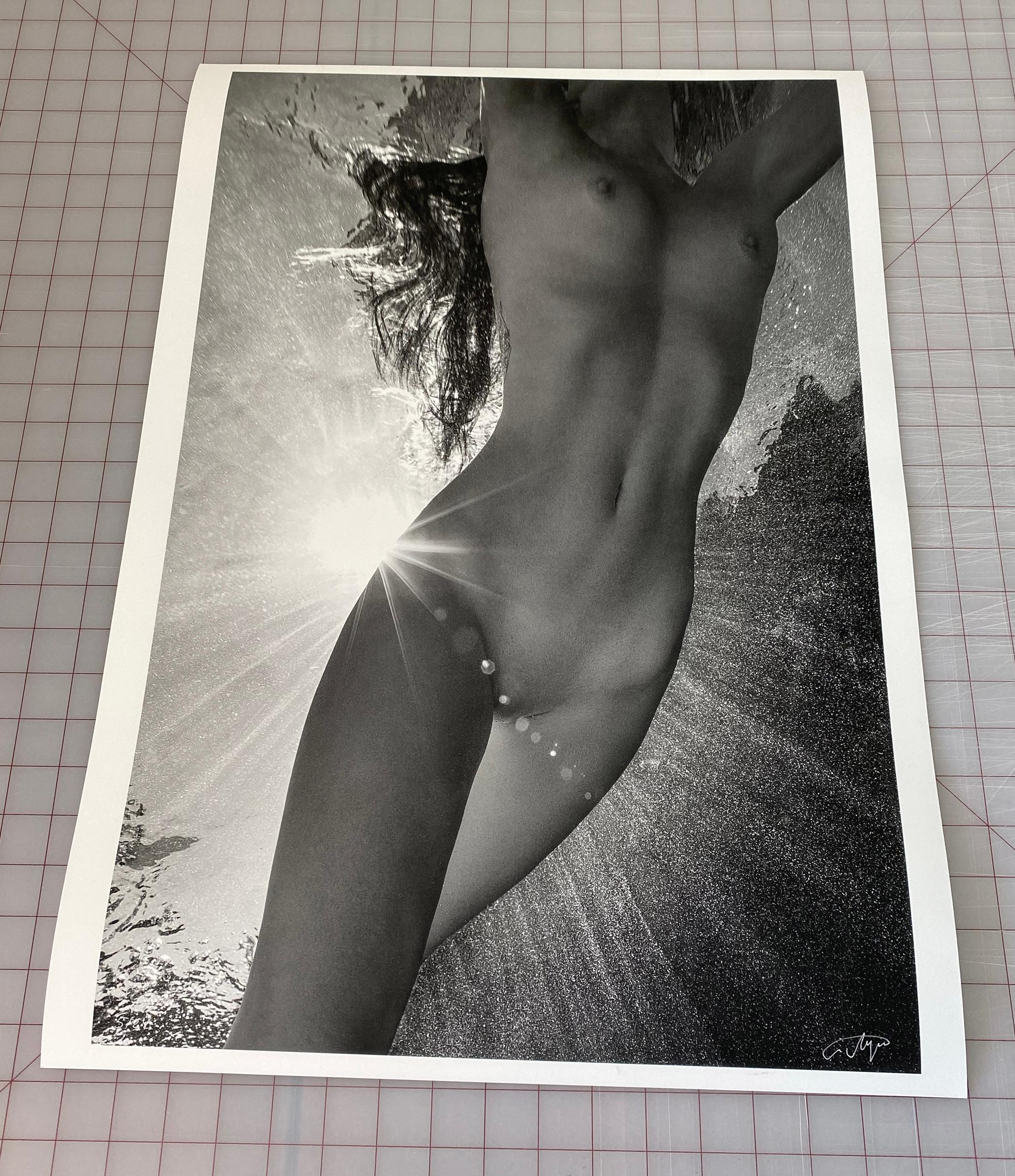 Sonnenstrahlen – Schwarz-Weiß-Nacktfotografie im Unterwasser – Archivpigment 24x18