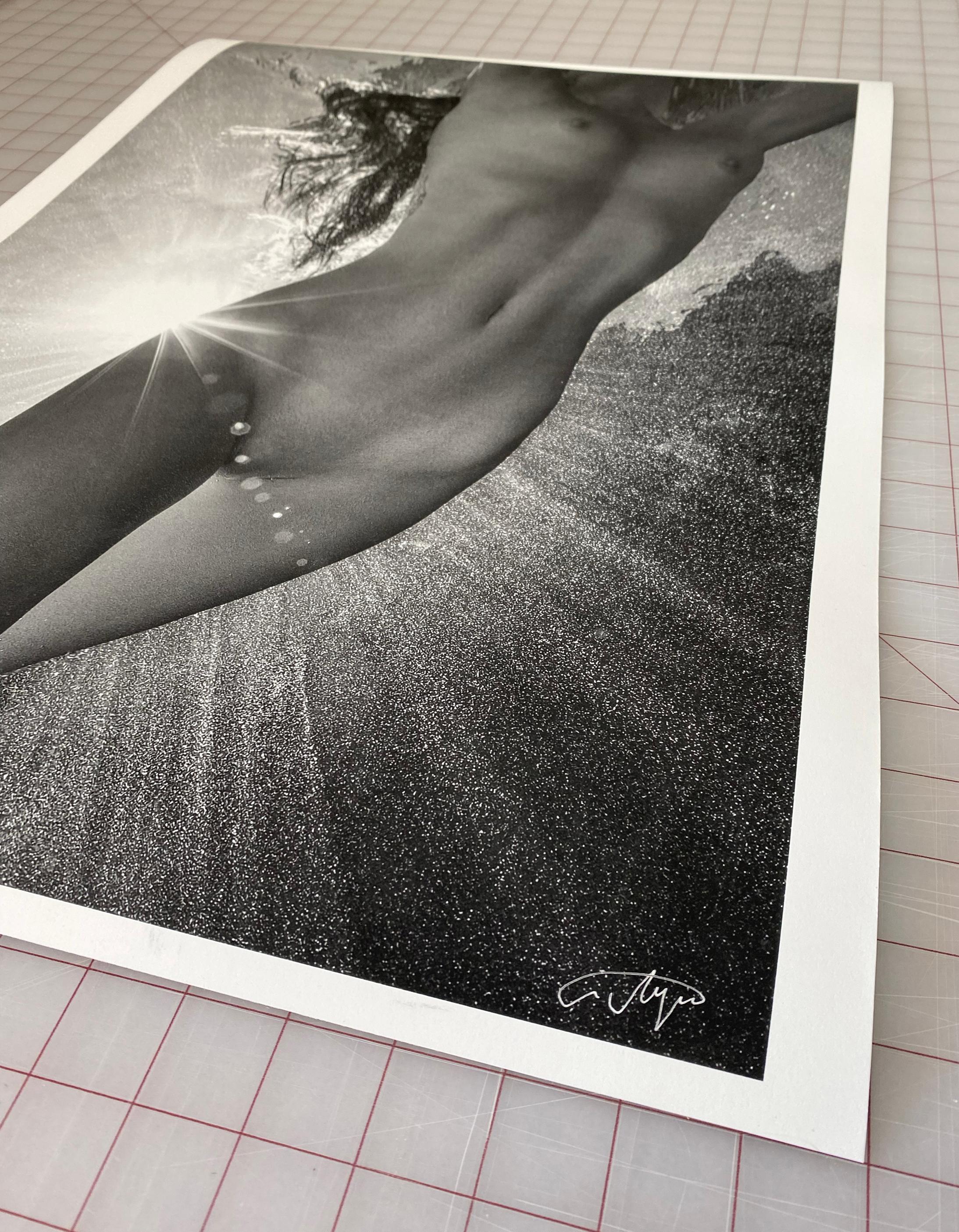 Sonnenstrahlen – Schwarz-Weiß-Nacktfotografie im Unterwasser – Archivpigment 24x18