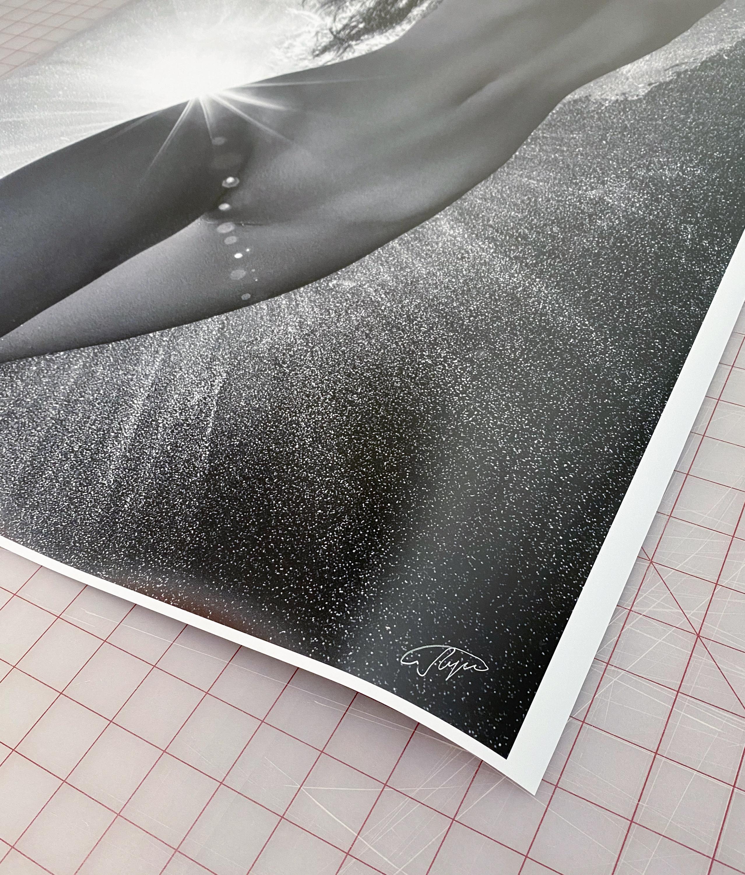 Rayons de soleil - photographie sous-marine de nu en noir et blanc - pigment d'archive 35x23