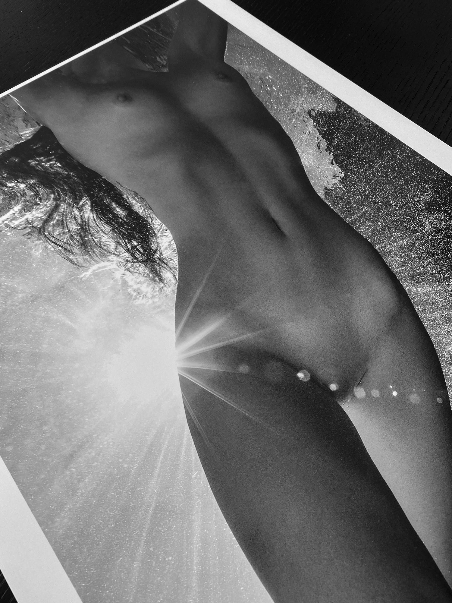 Fotografia subacquea in bianco e nero di una giovane donna nuda avvolta da bolle d'aria e raggi di sole.

A casa sua c'erano cinque pianoforti a coda, una piscina al terzo piano e un uomo triste sul fondo della piscina: io.  Ho appena scoperto che