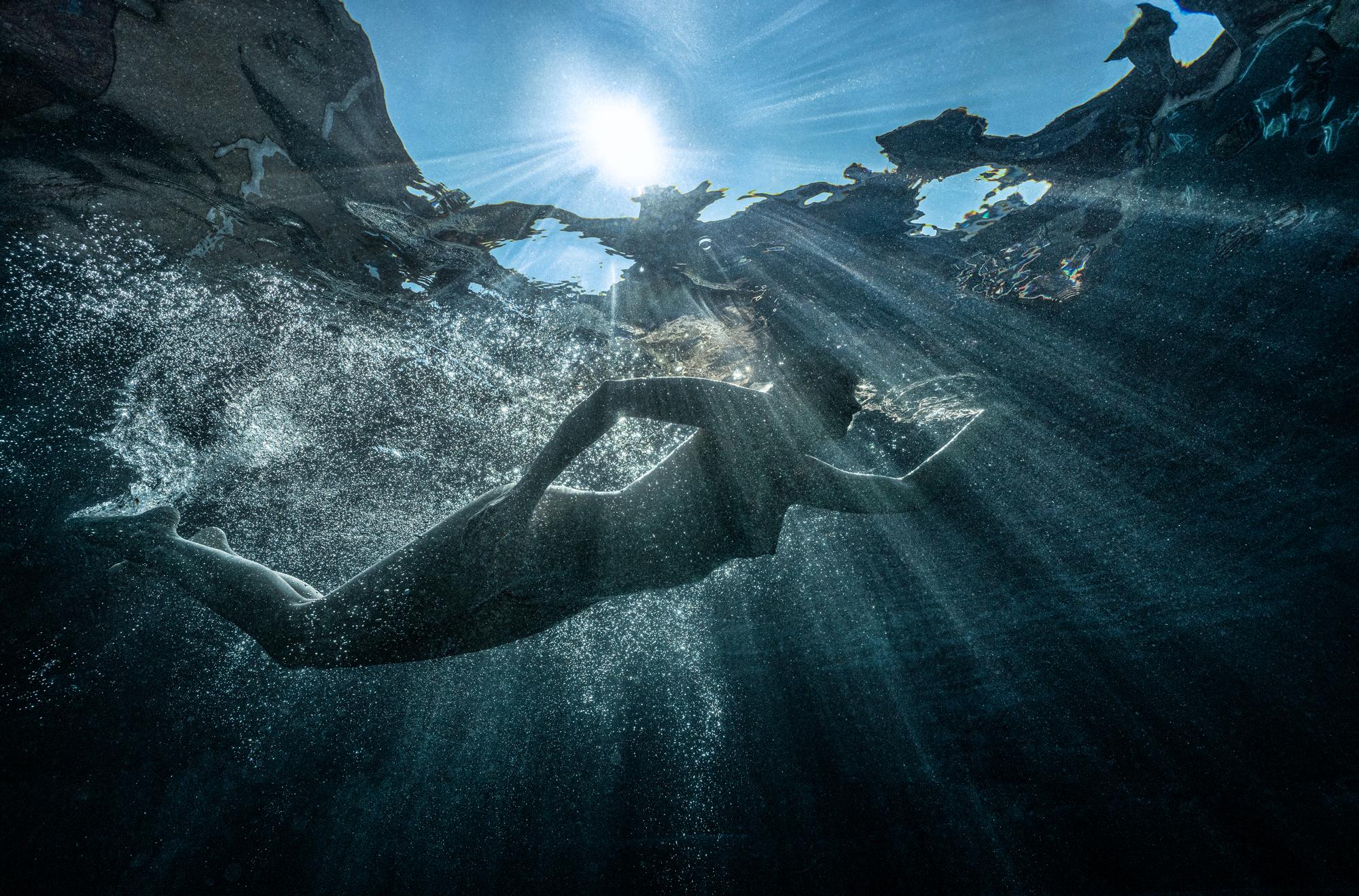 Alex Sher Nude Photograph – Sonnenschein – Unterwasserfotografie – Archivalistischer Pigmentdruck 16x24