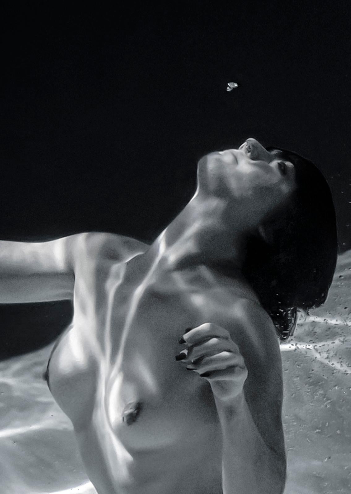 Alex Sher - Sweet Air (grey) - underwater black and white nude photograph bilde