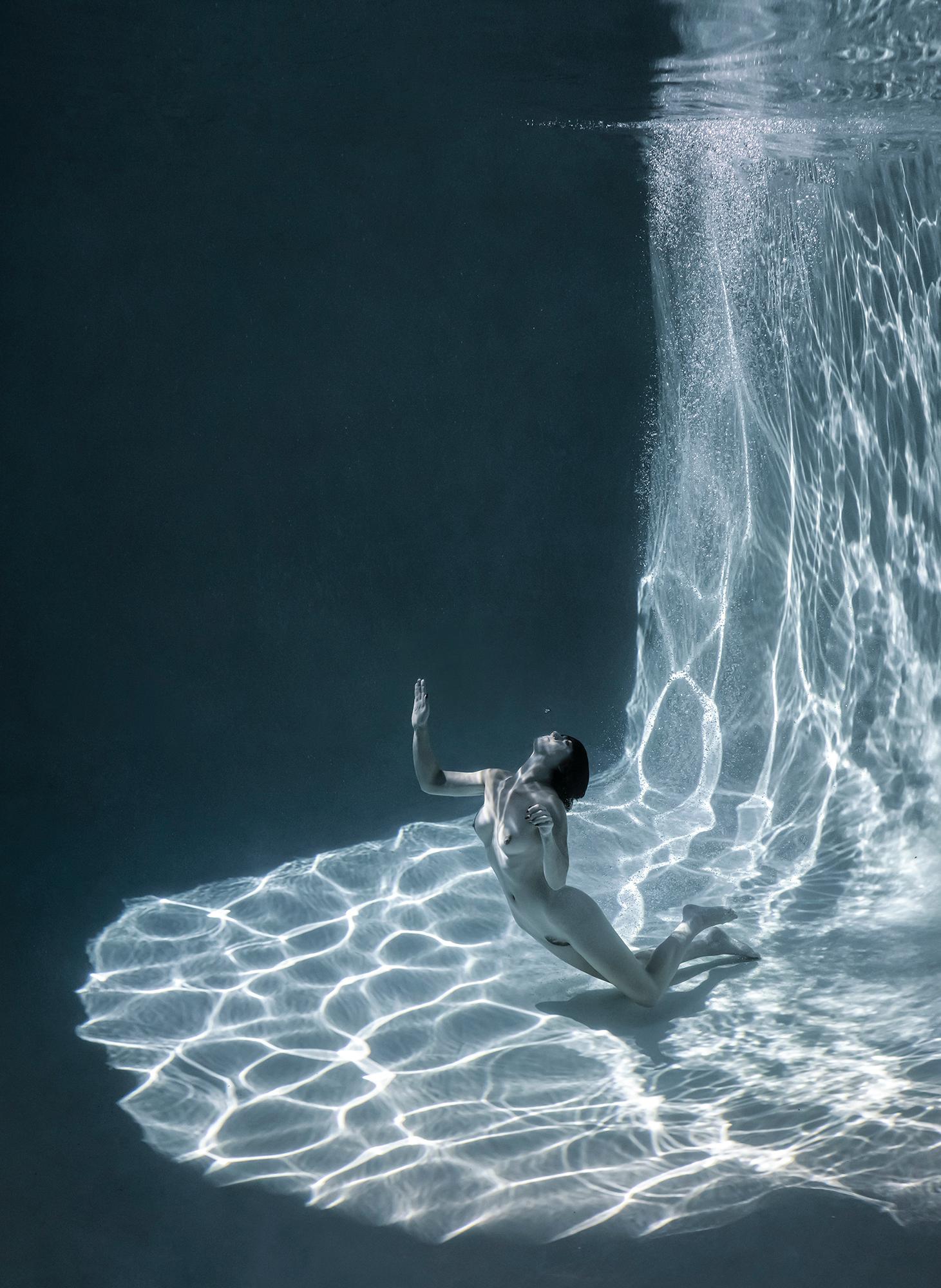 Alex Sher Figurative Photograph – Süße Luft  Unterwasser-Aktfotografie – Druck auf Aluminium