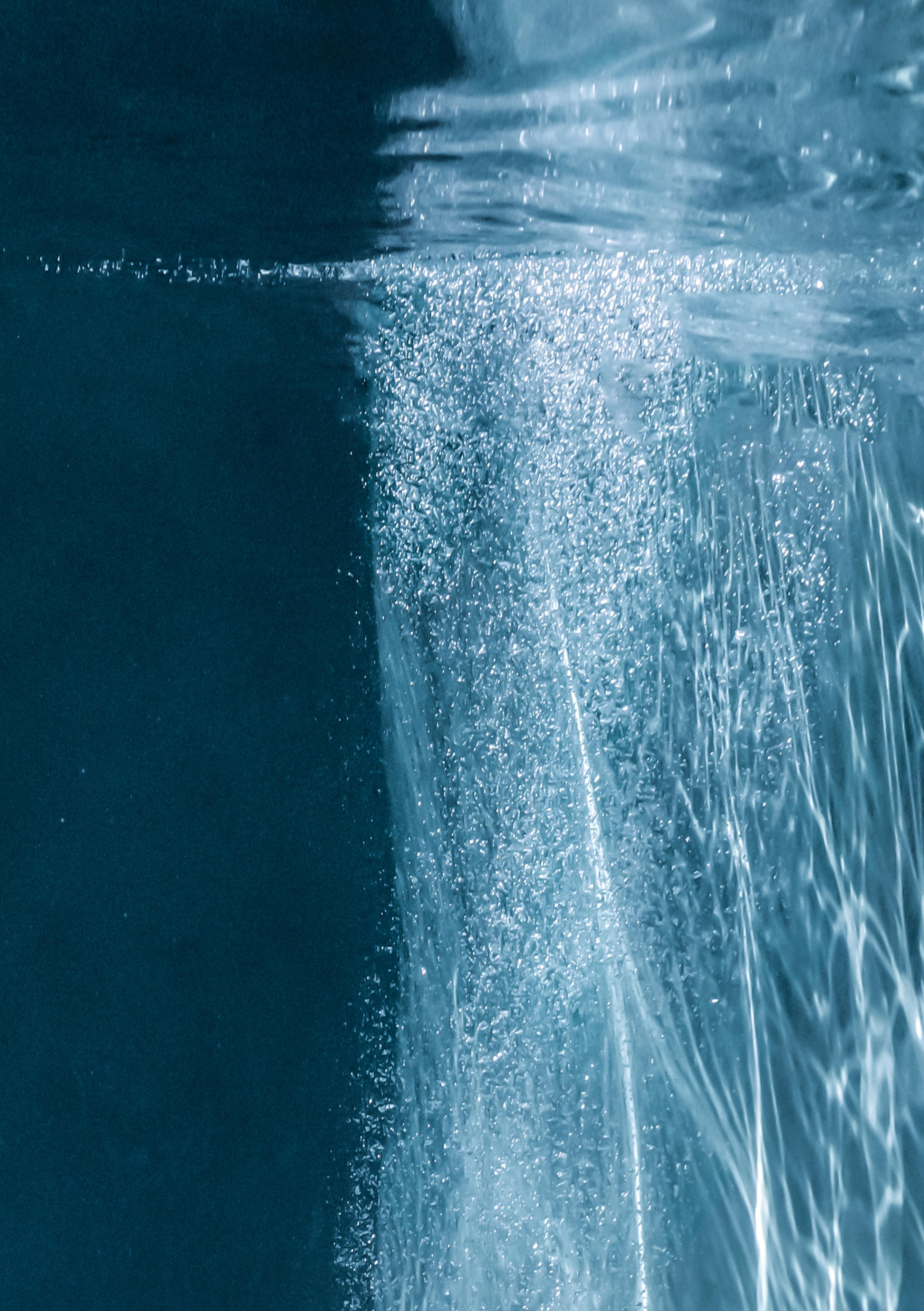 Se Luft  Unterwasser-Nacktfotografie  archivtauglicher Pigmentdruck (Blau), Nude Photograph, von Alex Sher