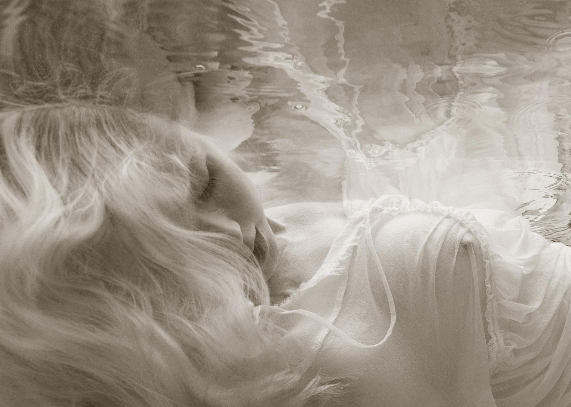 Alex Sher Color Photograph – Sweet Dream - Unterwasser-Nacktfotografie - Druck auf Papier 25" x 35"