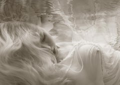 Sweet Dream - photographie de nu sous-marine - impression sur papier 25" x 35"