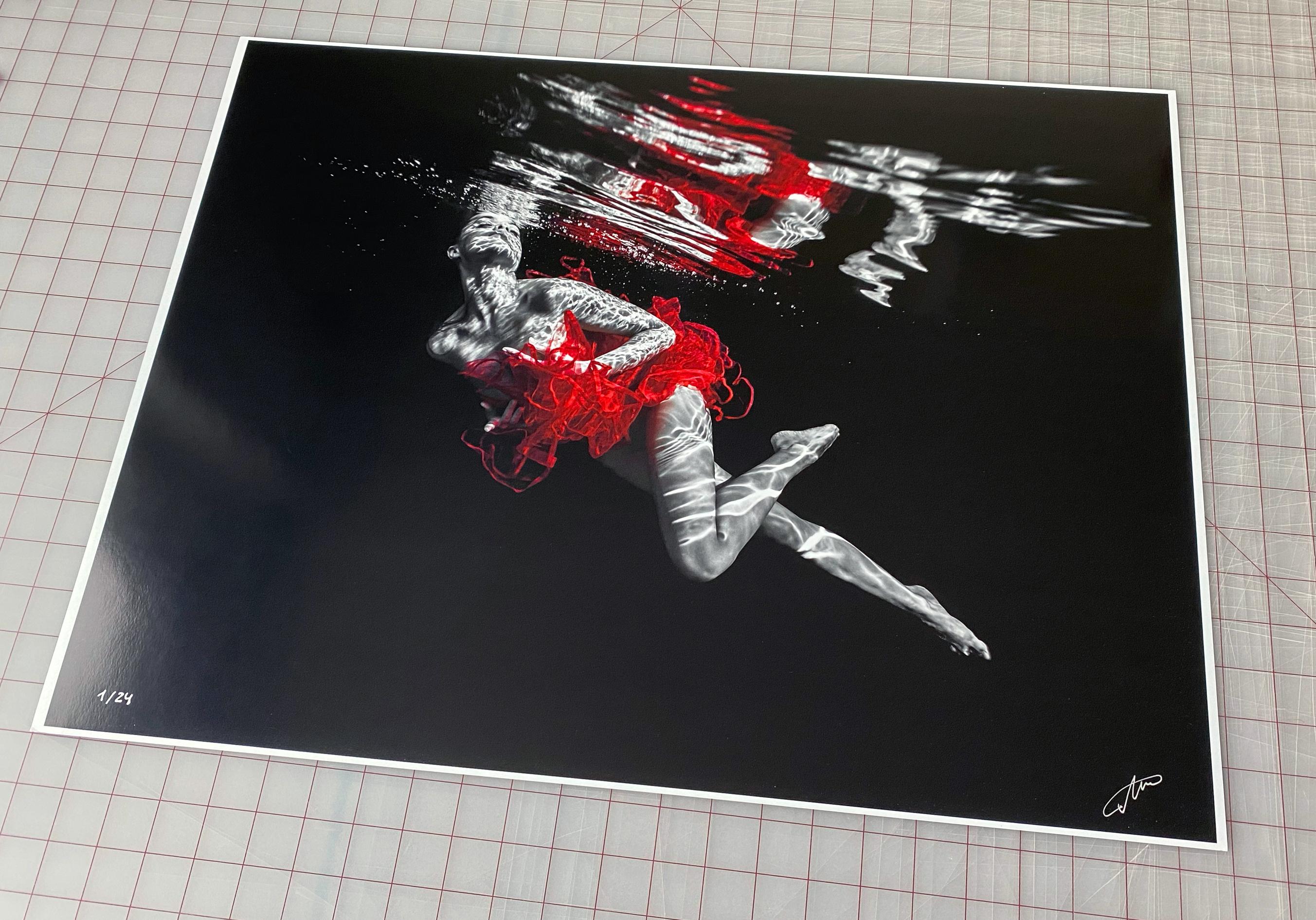 The Red Tutu – Aktfotografie im Unterwasser – Druck auf Papier 18