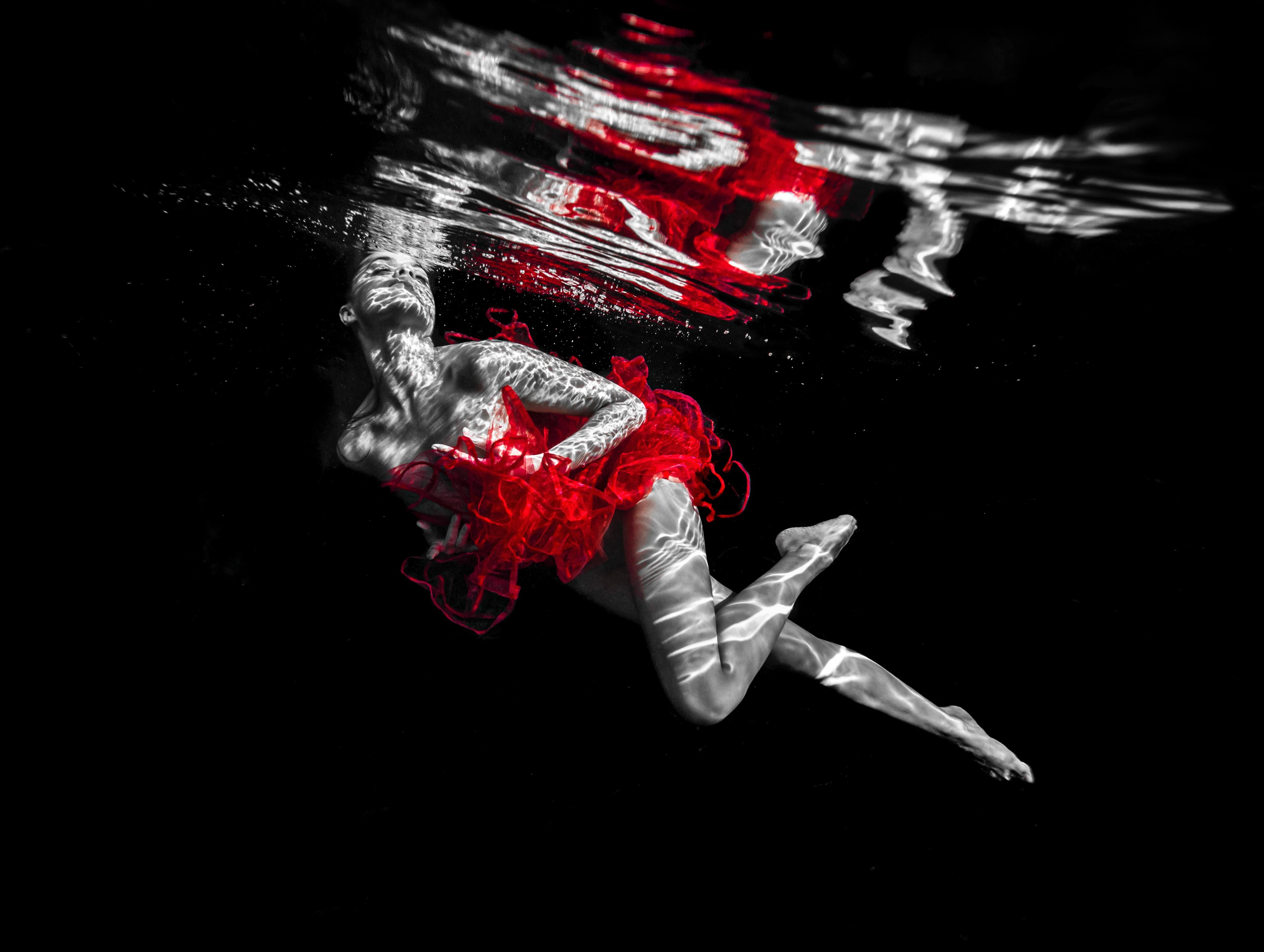 Alex Sher Nude Photograph – The Red Tutu – Aktfotografie im Unterwasser – Druck auf Papier 18" x 24"