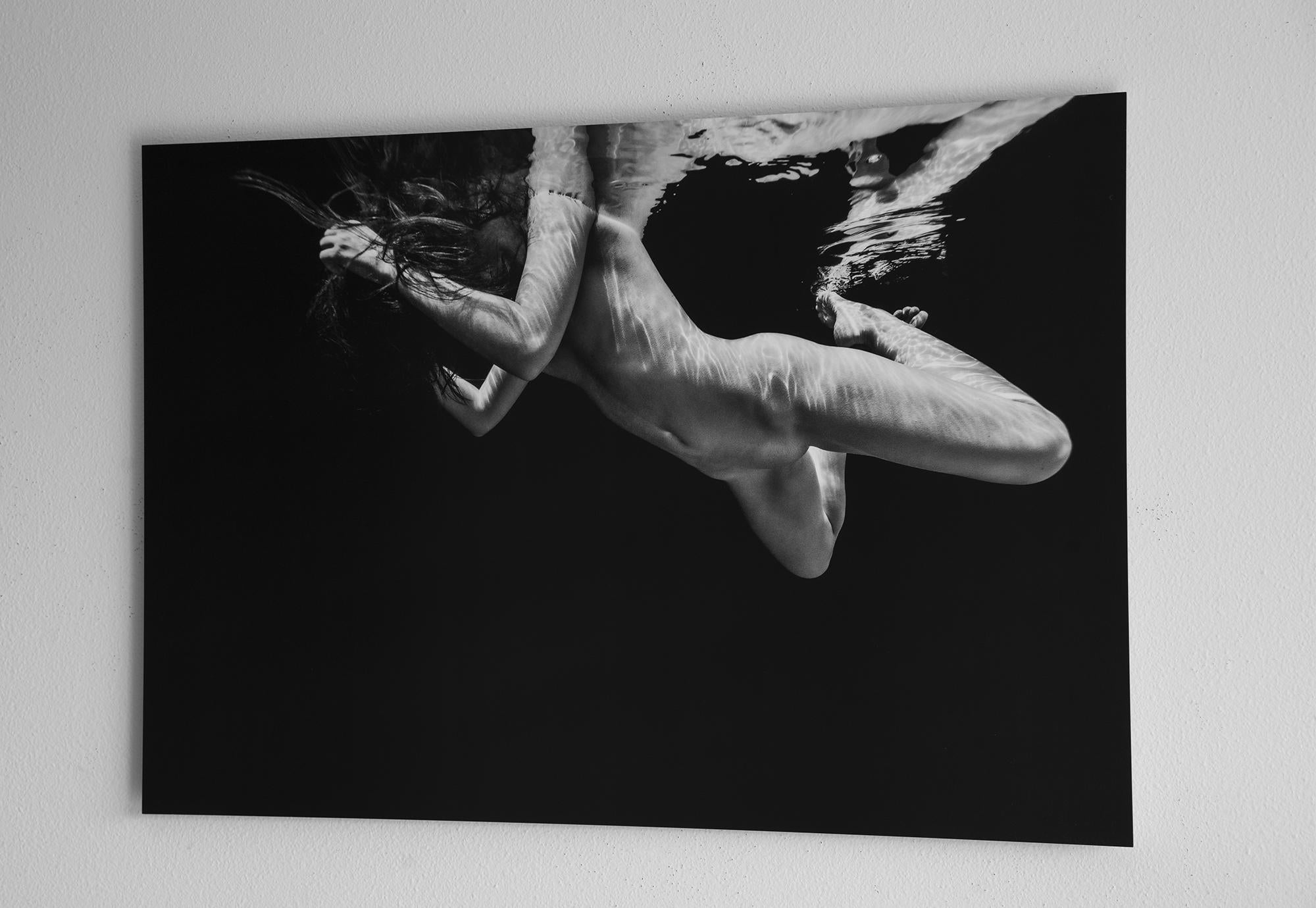 The Smile - photographie de nu sous-marine noire et blanche en aluminium 24