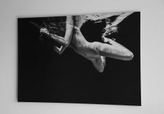 La Sonrisa - fotografía submarina de desnudo en blanco y negro - aluminio 24" x 36"