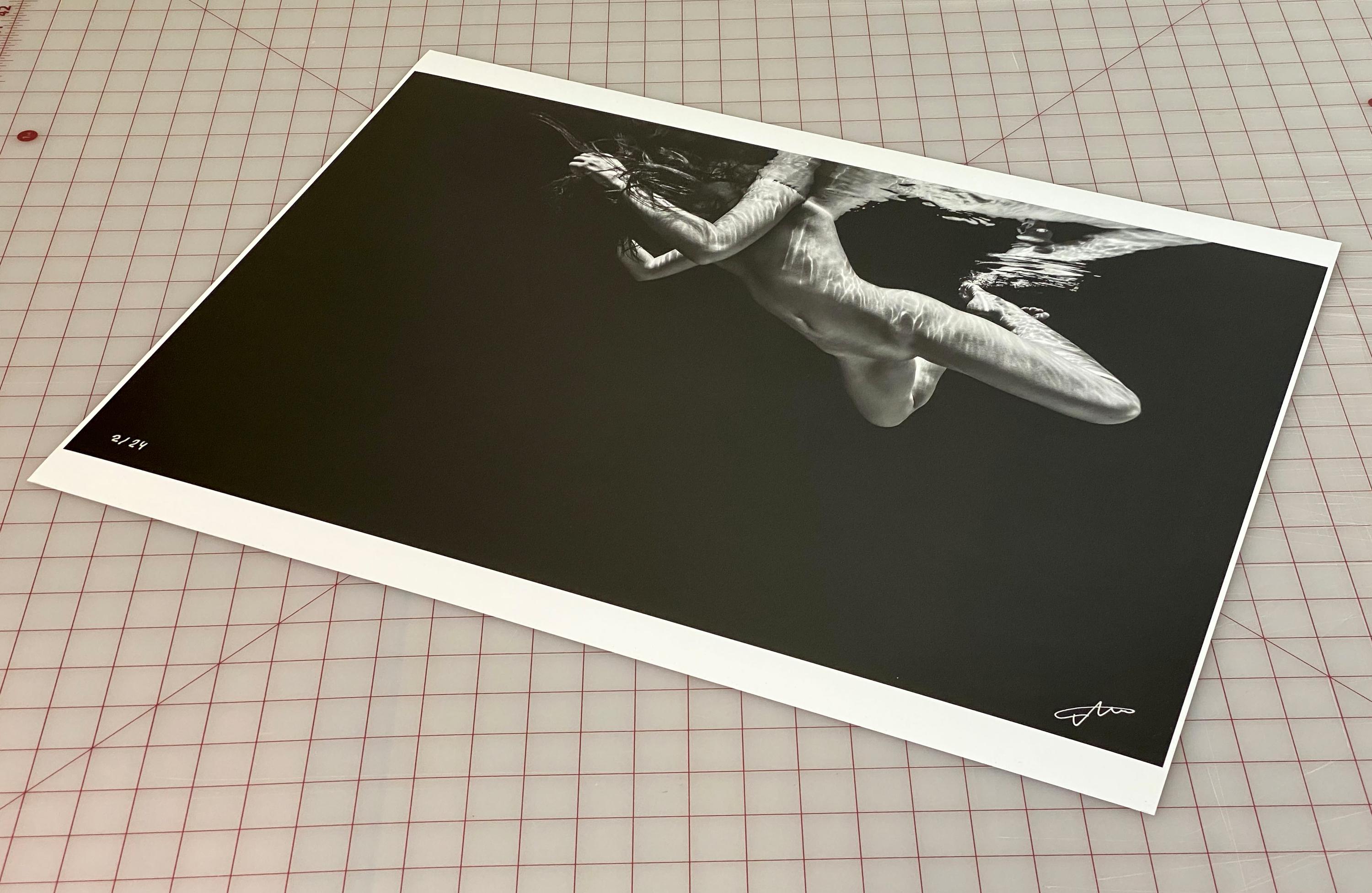 La Sonrisa - fotografía desnudo subacuático en blanco y negro - impresión de pigmentos de archivo 35x51