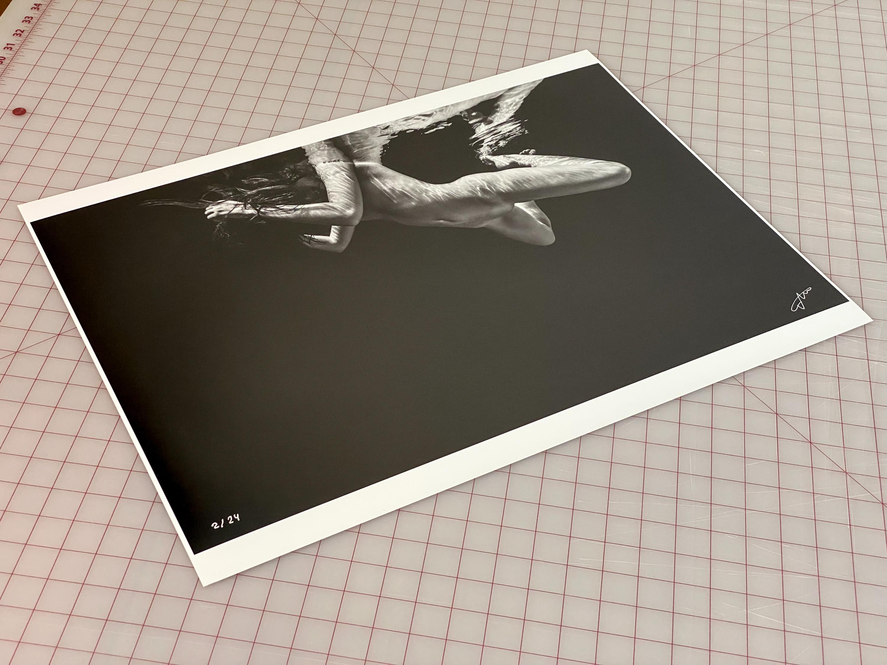 La Sonrisa - fotografía desnudo subacuático en blanco y negro - impresión de pigmentos de archivo 35x51