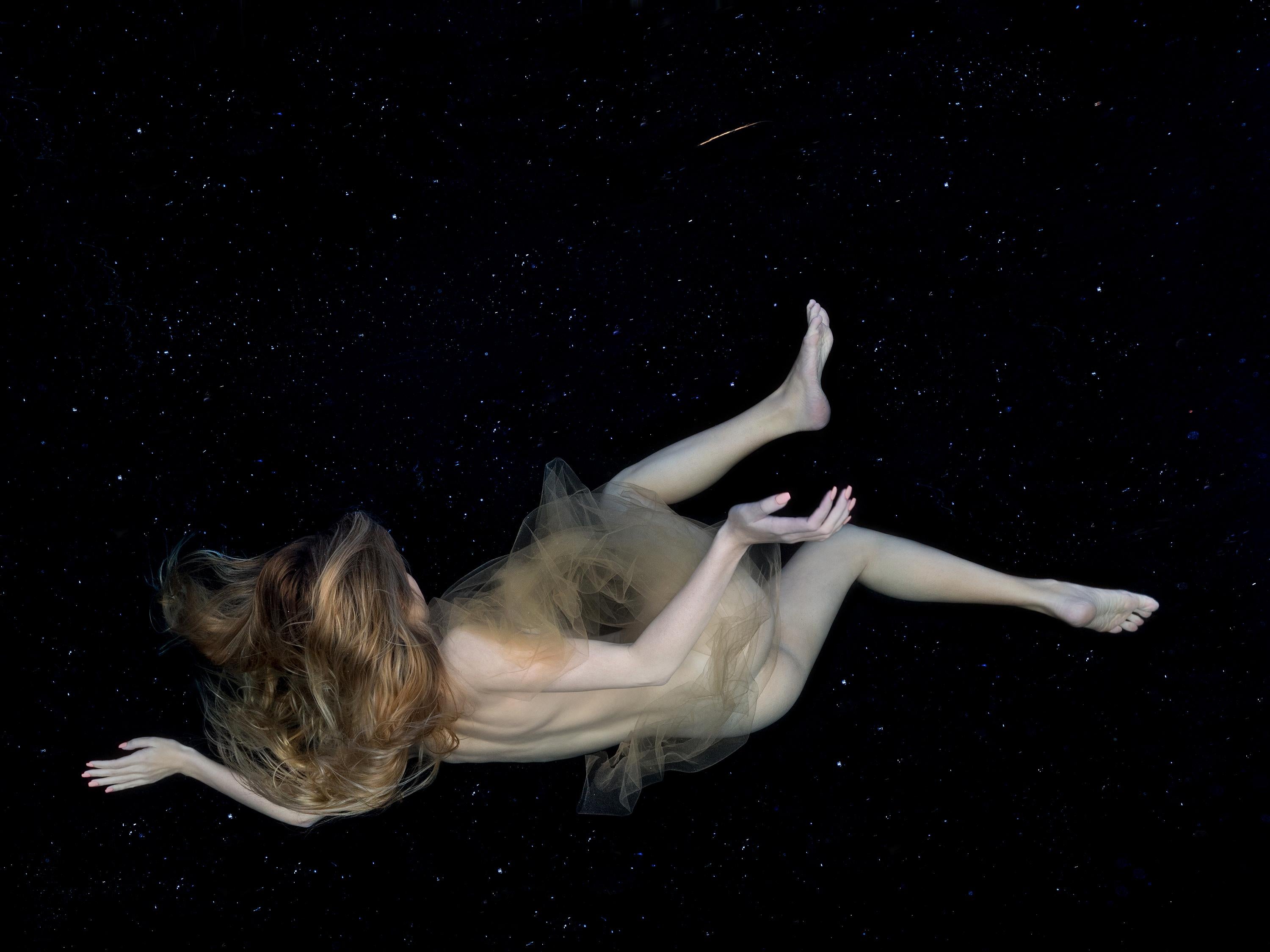 Alex Sher Figurative Photograph – The Starfall – Aktfotografie im Unterwasser – Archivpigment 18" x 24"