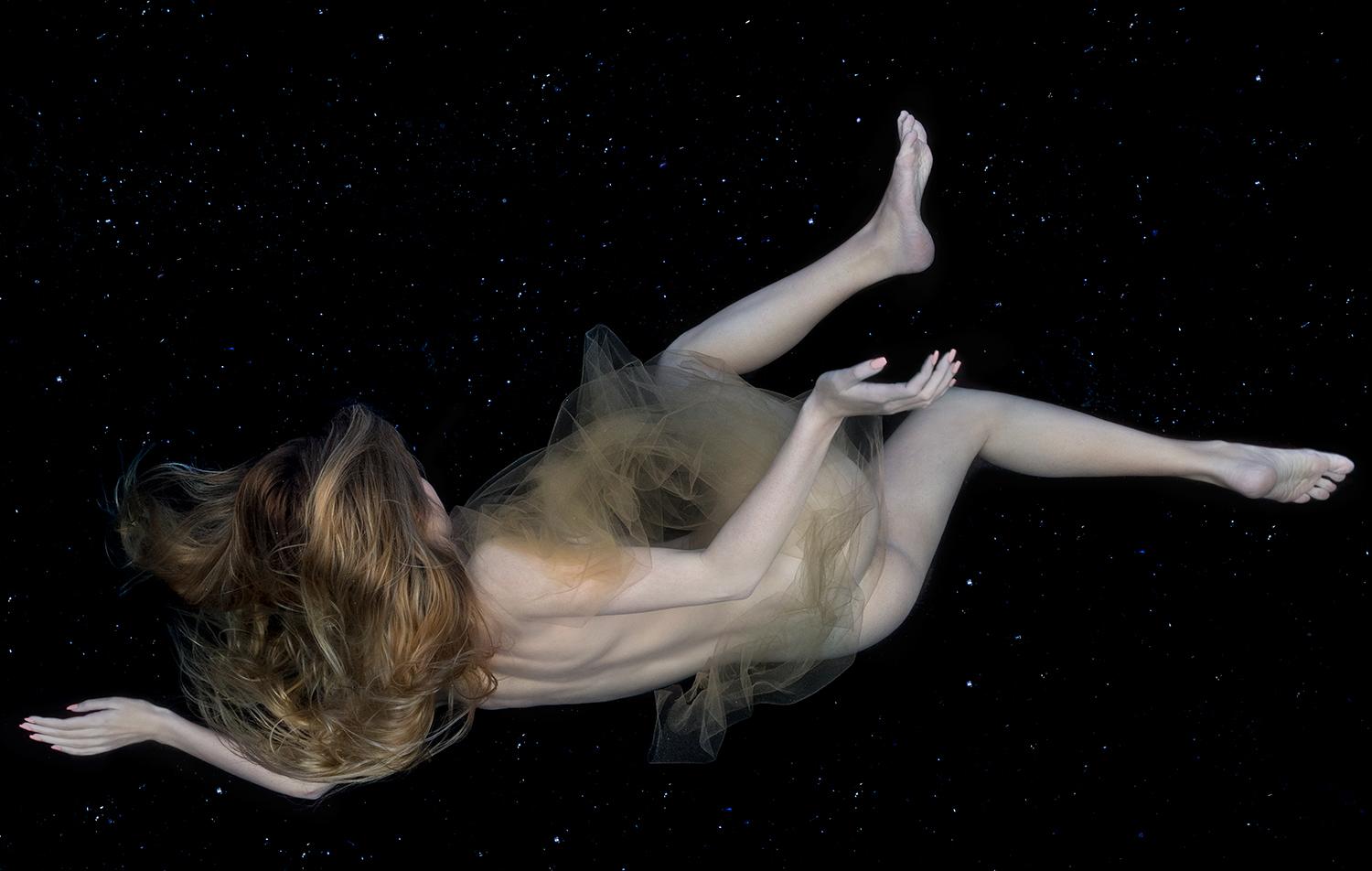 The Starfall - Unterwasser-Nackte Fotografie - Archivalischer Pigmentdruck 26x35