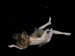 The Starfall - Unterwasser-Nackte Fotografie - Archivalischer Pigmentdruck 26x35"