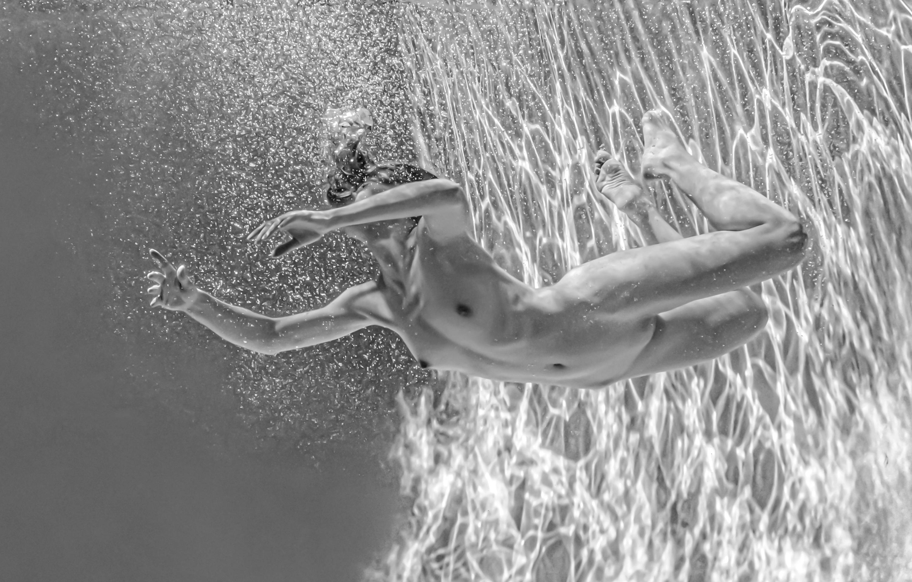 Thundercalm - photographie de nu sous-marine noir et blanc - imprimé sur aluminium 24x36 po. - Photograph de Alex Sher
