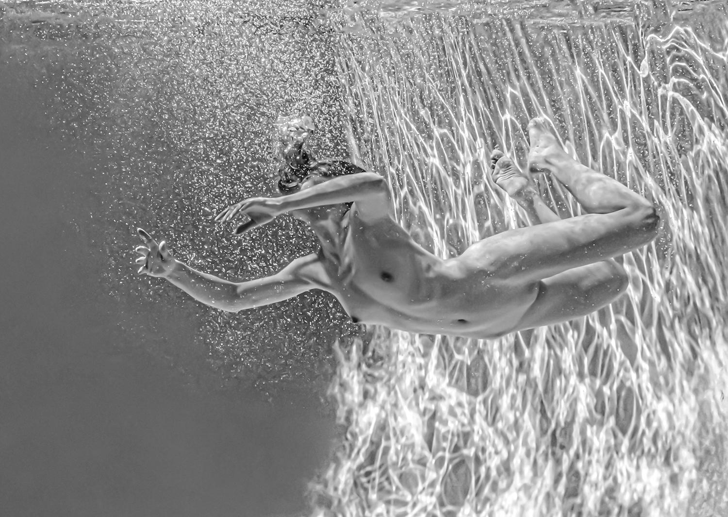 Thundercalm - Unterwasser-Schwarz-Weiß-Nacktfotografie - Druck auf Aluminium 24x36
