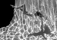 Slow Time - fotografia subacquea di nudo in bianco e nero - pigmento d'archivio 16 "x23"
