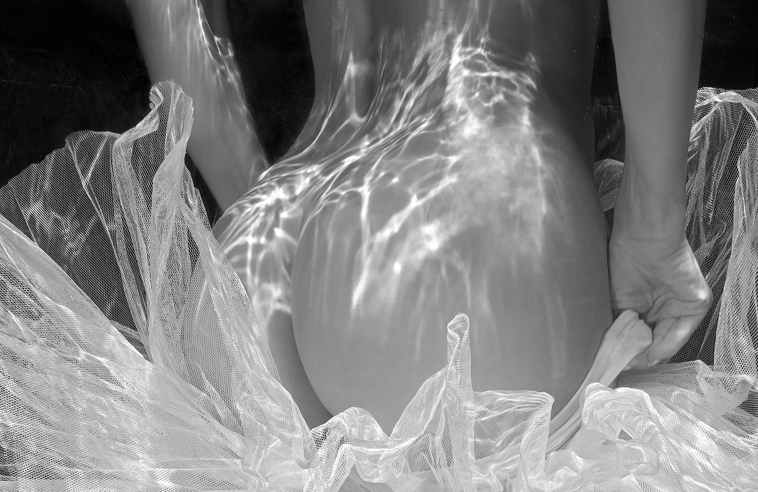 Gonna Tutu - fotografia subacquea in bianco e nero di nudo - stampa su carta 21