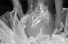 Tutu-Rock - Schwarz-Weiß-Fotografie in Unterwasser in Schwarz-Weiß - Druck auf Papier 43" x 70"