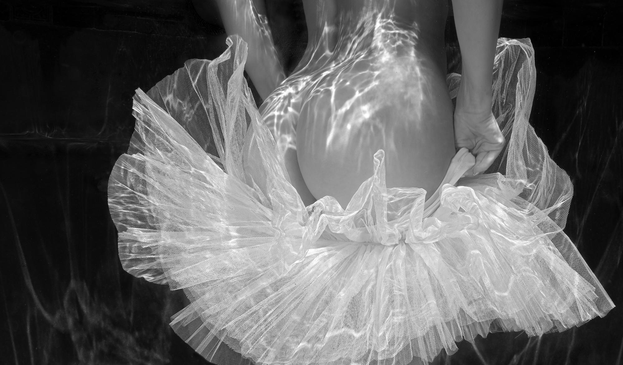 Black and White Photograph di Alex Sher - Gonna Tutu - fotografia subacquea in bianco e nero di nudo - stampa su carta 43" x 70"
