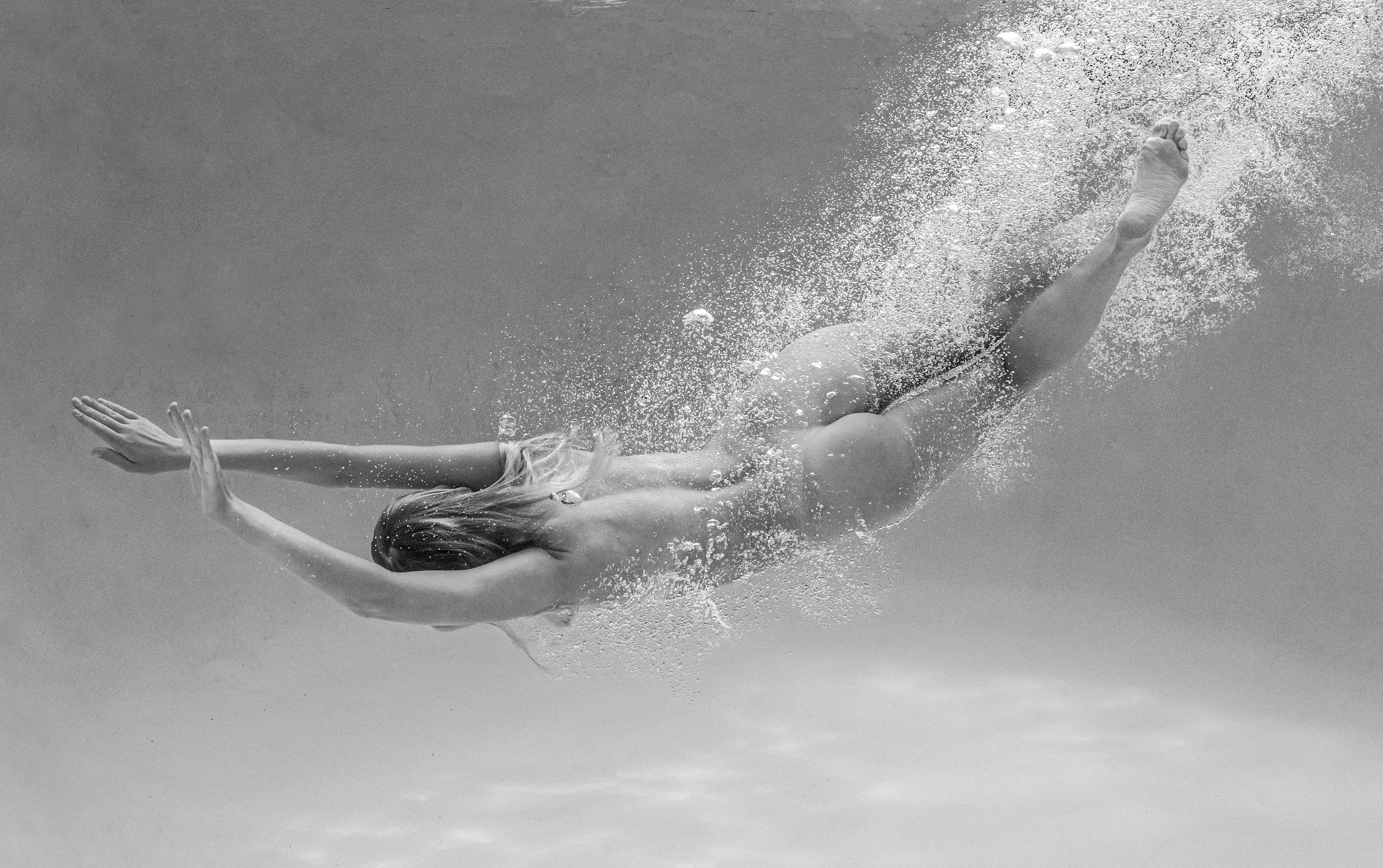 Under - underwater black & white nude photograph - archival pigment print 24x35 - Photograph by Alex Sher