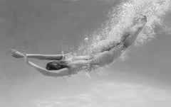 Unter- und Unterwasser-Schwarz-Weiß-Nacktfotografie – Druck auf Aluminium 36x53"