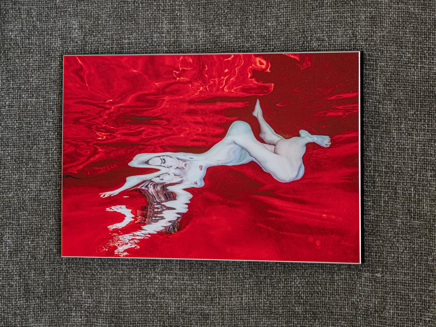 Vinnytsia 22 - photo de nu sous-marine - impression sur aluminium 8 x 12 pouces - Rouge Nude Photograph par Alex Sher